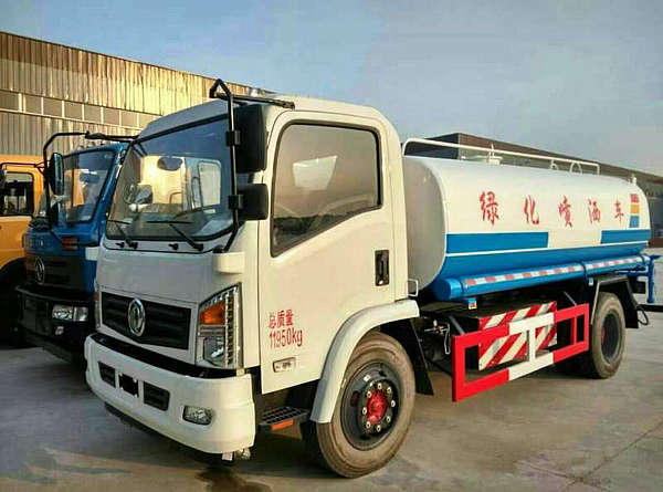 东风天然气洒水车8.5吨